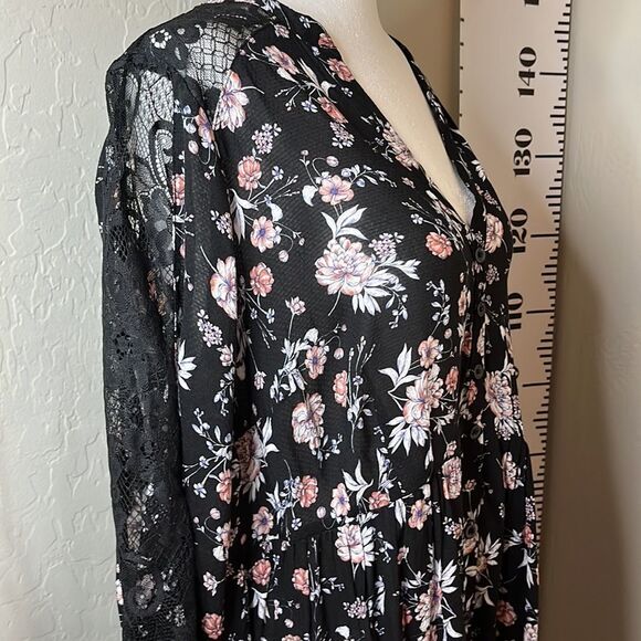 TORRID black baby doll style top w/ lace embellished sleeves, shoulders, & back. - Picture 10 of 14